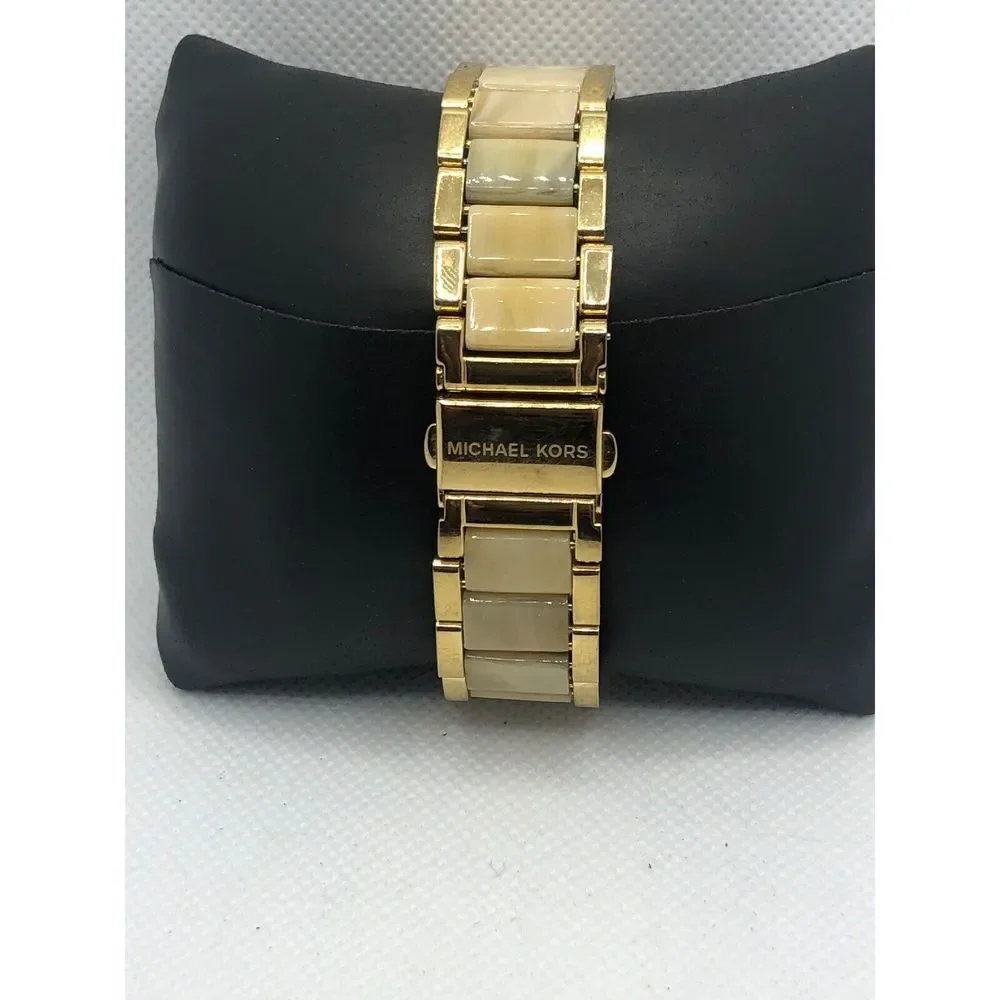 Michael Kors MK5632 Women's Stainless Steel Analog Champange Dial Watch LP119